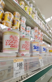 手頃な値段で親しまれた即席麺が、そろって値上げに=神戸市内のスーパー(撮影・秋山亮太)