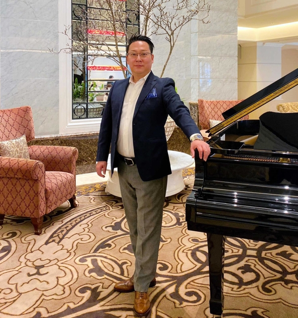 「また演奏を聴きたいと言ってくださる。経営者としてアーティストとして一番うれしい瞬間」と話す榎本輝明さん(提供)