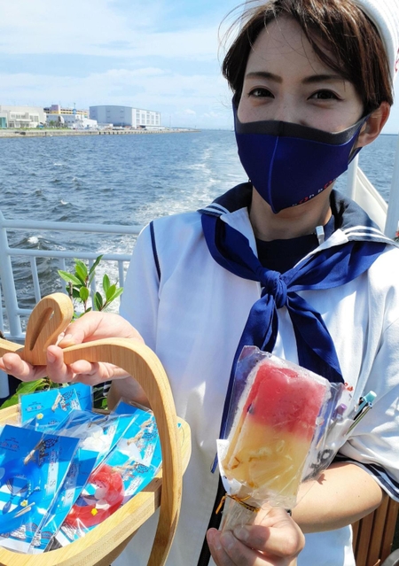 アイスキャンディー「ハーブハーバーアイスポップ」(右)と香り袋の「マリンフロートサシェ」=神戸市中央区