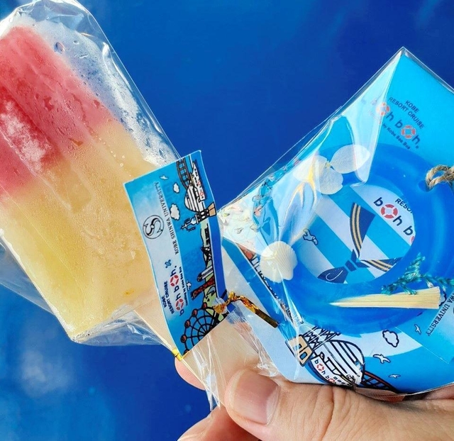 アイスキャンディー「ハーブハーバーアイスポップ」(右)と香り袋の「マリンフロートサシェ」