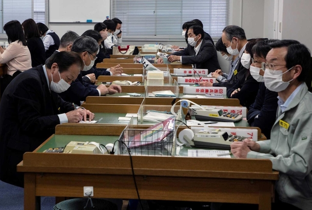 毎朝行われる手作業での手形交換=神戸市中央区江戸町