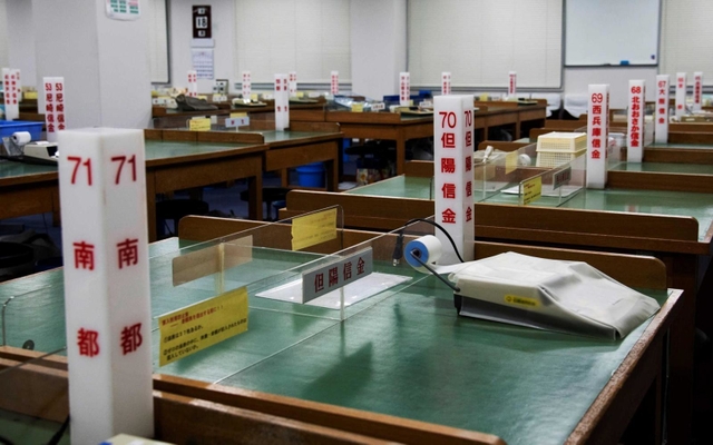 手形交換を行う部屋の席ごとに据えられている銀行名の入った標柱=神戸市中央区江戸町