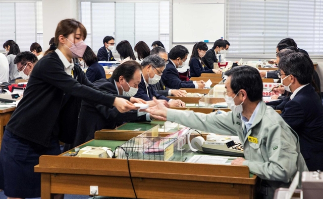 平日の朝行われる手形交換。金融機関の担当者が手形を持ち寄り、交換する=いずれも神戸市中央区江戸町、神戸手形交換所(撮影・三津山朋彦)