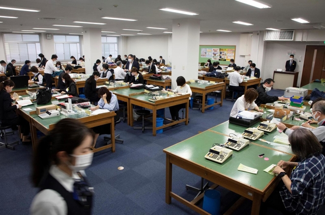 多くの金融機関が手形交換に参加。フロア全体が活気に満ちる=神戸市中央区江戸町