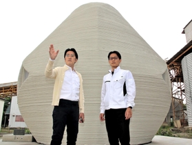 3Dプリンターで造った住宅について説明するセレンディクスの飯田国広COO(左)と緒方海斗最高技術責任者(CTO)=愛知県小牧市