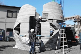 住宅メーカーの工場敷地内で組み立てられる3Dプリンター住宅(セレンディクス提供)