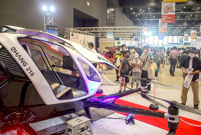 今年6月に無人試験飛行に成功した「空飛ぶクルマ」も展示された=姫路市神屋町、アクリエひめじ