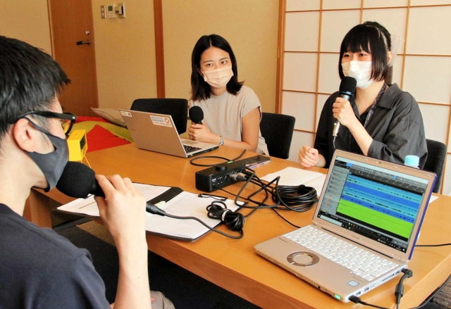 本社和室での収録で、高間俊輔さん(左)の質問に答える生産計画部の植田加奈子さん(右)=神戸市中央区脇浜町3、住友ゴム工業