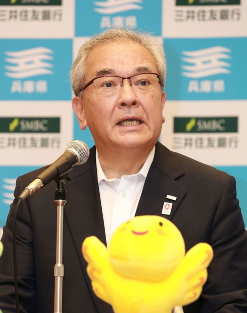 企業版ふるさと納税制度で兵庫県への寄付を発表した三井住友銀行の高島誠頭取=県公館(撮影・長嶺麻子)