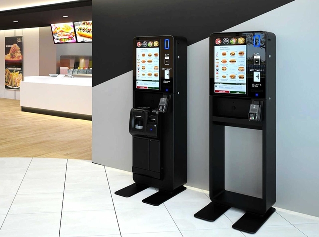 グローリーが発売する飲食店向けセルフ式注文・決済機の店舗設置イメージ(同社提供)