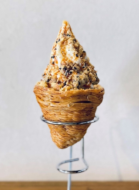 「坂利太」(さりーた、赤穂市)の「ブーケソフトクリーム 黒胡麻クランブル」(大丸神戸店提供)