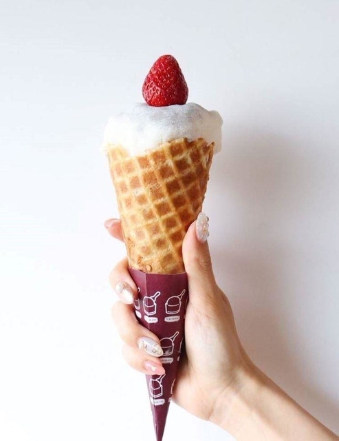 「アイスビストロヒライ」(香川県)の「いちご大福」(大丸神戸店提供)