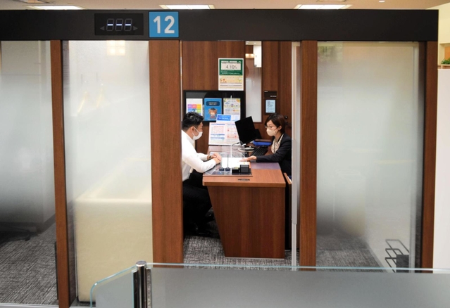 窓口カウンターを全て個室化し、ブースが並ぶ三井住友信託銀行神戸支店=神戸市中央区御幸通8