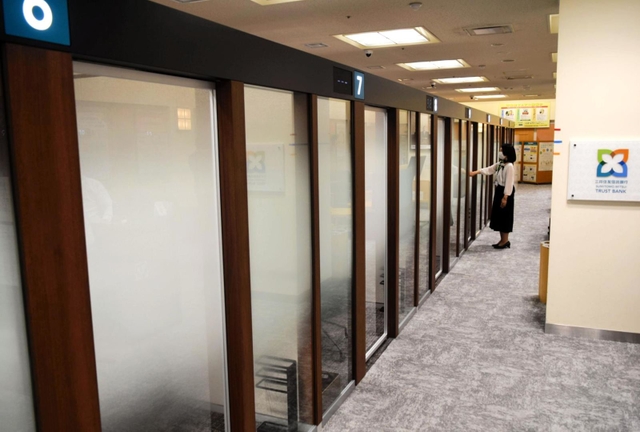 窓口カウンターを全て個室化し、ブースが並ぶ三井住友信託銀行神戸支店=神戸市中央区御幸通8