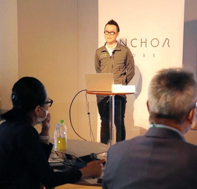 審査員を前に事業モデルを説明する出場企業の代表者=神戸市中央区加納町4