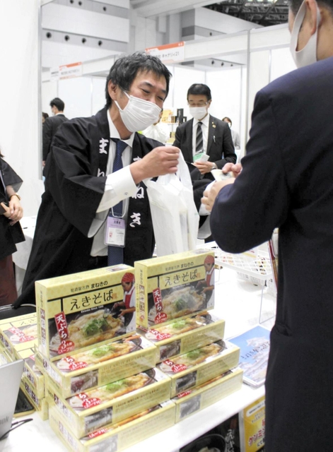 冷凍食品などをPRするまねき食品のブース=東京都江東区、東京ビッグサイト