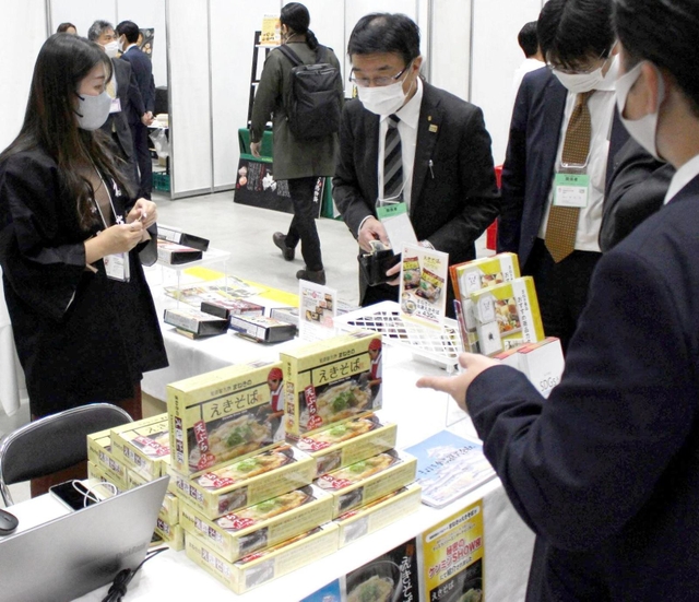 冷凍食品などをPRするまねき食品のブース=東京都江東区、東京ビッグサイト