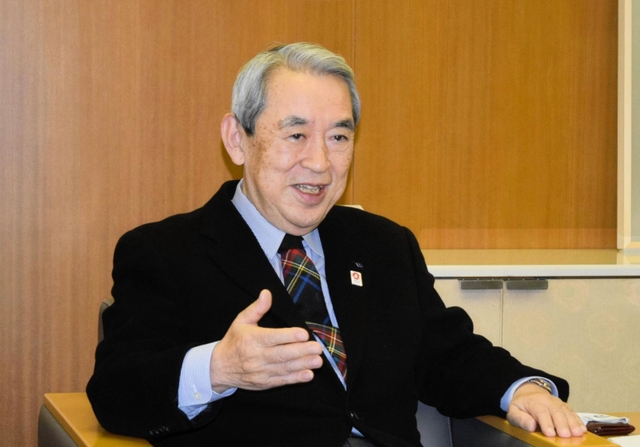 インタビューに応じる関西経済連合会の松本正義会長=大阪市北区中之島6