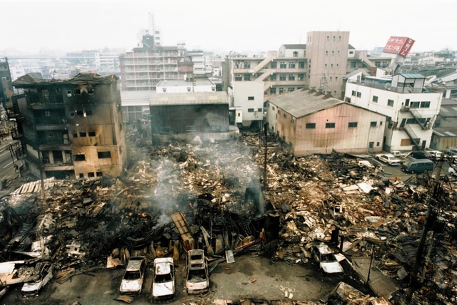 阪神・淡路大震災後の火災で焼け落ちた製靴会社などが並んでいた一角=1995年1月18日、神戸市長田区菅原通5、6丁目付近