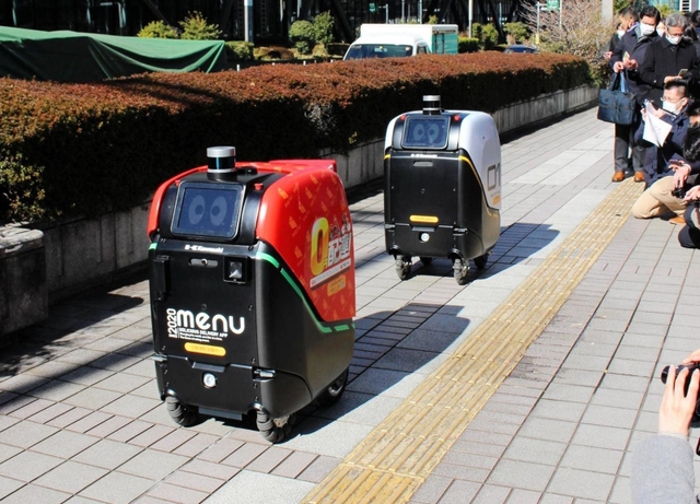 実証実験で走行する自動配送ロボット=東京都新宿区内