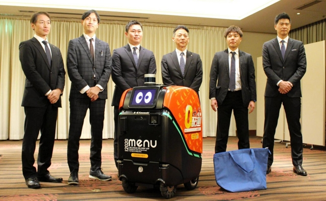 報道陣の取材に応じる川崎重工業の石田正俊執行役員(右から3人目)=東京都新宿区