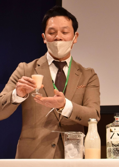 酒かすを使ったカクテル作りを実演するバーテンダーの森崎和哉さん=神戸市東灘区御影塚町1、神戸酒心館