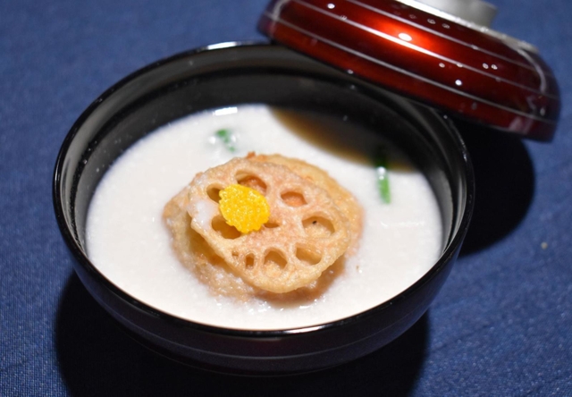 神戸酒心館の日本料理店「さかばやし」が提供する酒かすを使った明石焼き風の汁物=神戸市東灘区御影塚町1、神戸酒心館