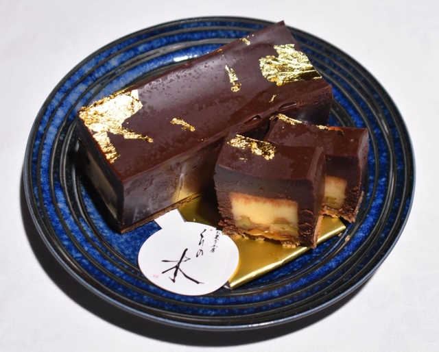 「お菓子工房くりの木」が開発した酒かす入りのスイーツ=神戸市東灘区御影塚町1、神戸酒心館