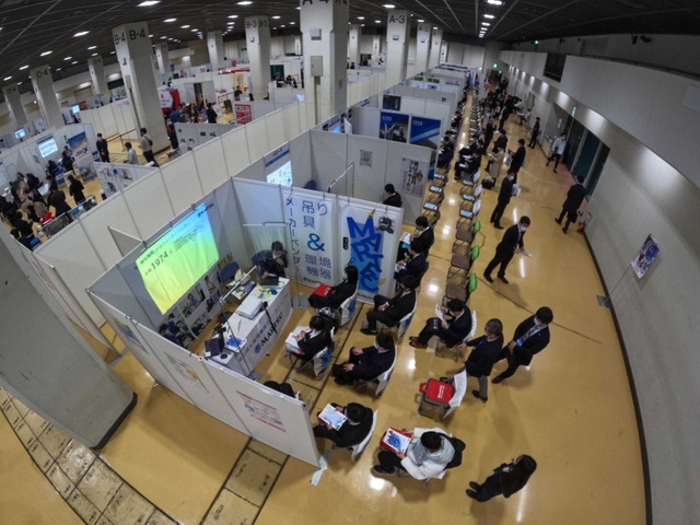 企業のブースが並ぶ合同企業説明会の会場=3月1日、神戸市中央区港島中町6