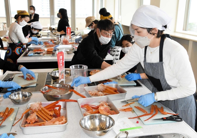 料理教室では漁師が参加者と交流しながらアドバイスした=明石市中崎1