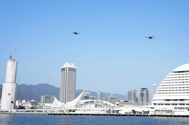 ノエビアスタジアム神戸から遠隔操作で飛ぶドローン=神戸市中央区、神戸港