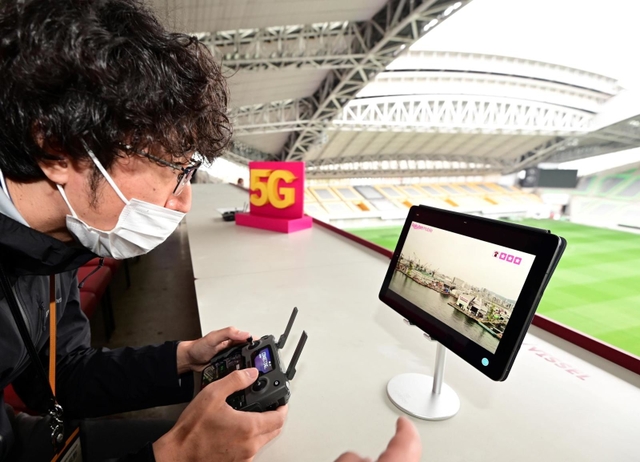 誰でも簡単にドローンを遠隔操作できる。リアルタイムで伝送される空撮映像は手元のタブレット端末で楽しめる=神戸市兵庫区、ノエビアスタジアム神戸(撮影・中西幸大)