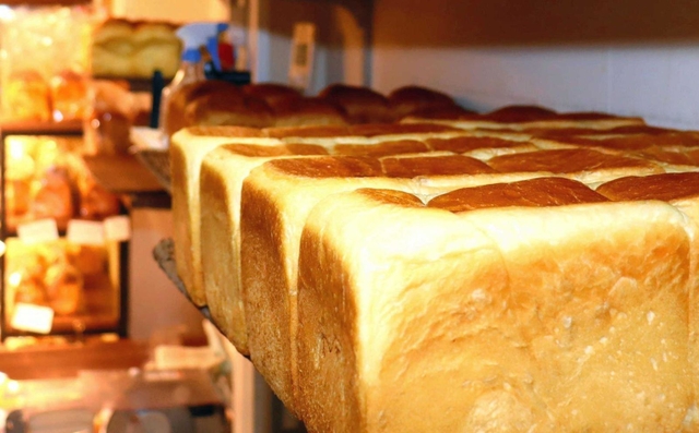 こんがりふっくら焼き上がったパンが並ぶ神戸市内の専門店