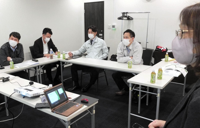 社会保険労務士の解説を聞く一志発翔会の有志=大阪市福島区