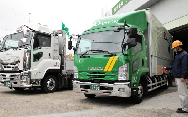 トラックを点検する運転手=明石市大久保町江井島、大門