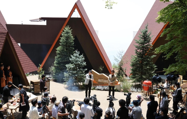 おしゃれなコテージが並ぶ「ネイチャーライブ六甲」。報道関係者に公開された=17日午前、神戸市灘区六甲山町(撮影・三浦拓也)