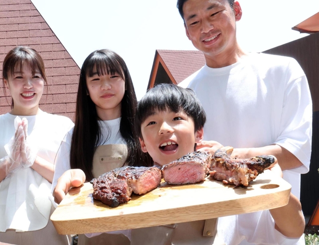 ステーキの調理も実演したプレスプレビュー=17日午前、神戸市灘区六甲山町、ネイチャーライブ六甲(撮影・三浦拓也)