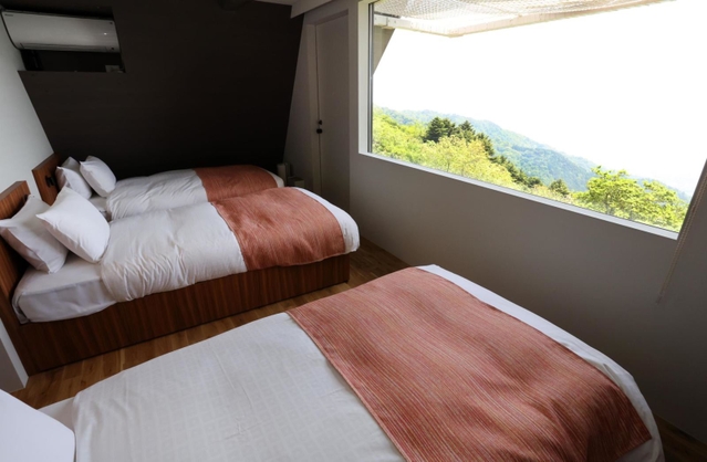 神戸市街地が一望できるコテージの寝室=17日午前、神戸市灘区六甲山町、ネイチャーライブ六甲(撮影・三浦拓也)