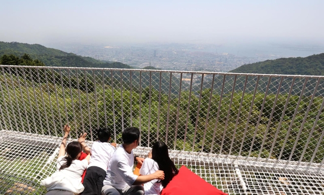コテージの「ハンモックテラス」から神戸の市街地が一望できる=17日午後、神戸市灘区六甲山町、ネイチャーライブ六甲(撮影・三浦拓也)