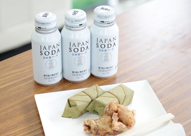 唐揚げやギョーザにも合うよう仕上げた日本盛の「JAPAN SODA」(同社提供)