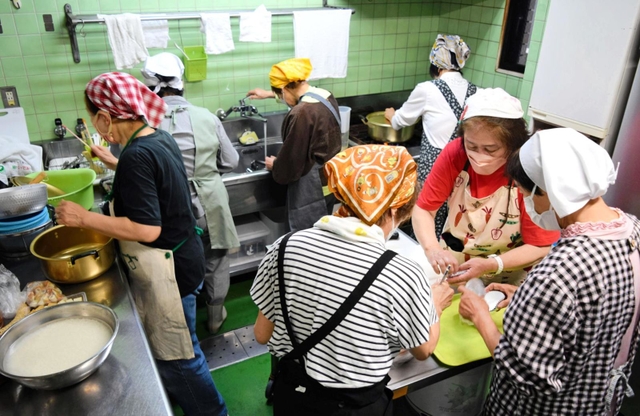 「あまちゃん・しんちゃん子ども食堂」の開設を前に、調理に取り組む運営ボランティアら=尼崎市東園田町4