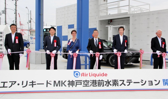 水素ステーションの開所式でテープカットを行う関係者ら=7日午後、神戸市中央区港島8