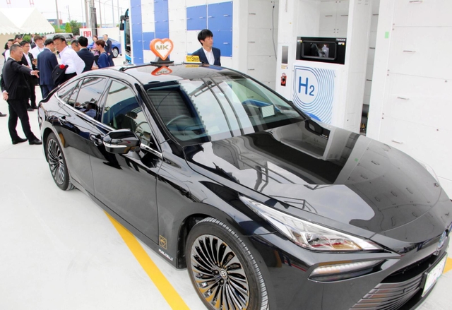 水素ステーションの開所式で披露された神戸エムケイの燃料電池車(FCV)のタクシー=7日午後、神戸市中央区港島8