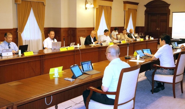 オンラインを併用して開催された「ひょうご経済・雇用戦略推進会議」=神戸市中央区、兵庫県公館