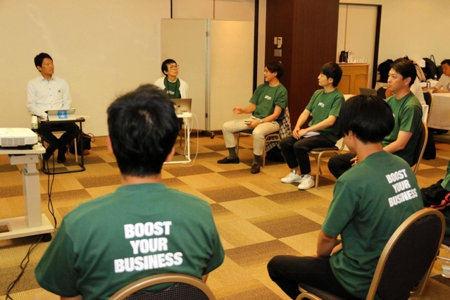 斎藤元彦知事(奥左)と意見交換する企業後継者ら=西脇市西脇、西脇ロイヤルホテル