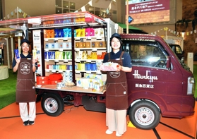 14日の事業開始を前に披露されたスイーツの移動販売車=12日午前、大阪市北区、阪急百貨店梅田本店