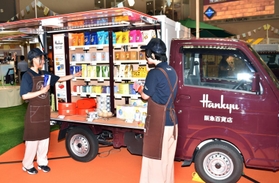 14日の事業開始を前に披露されたスイーツの移動販売車=12日午前、大阪市北区、阪急百貨店梅田本店