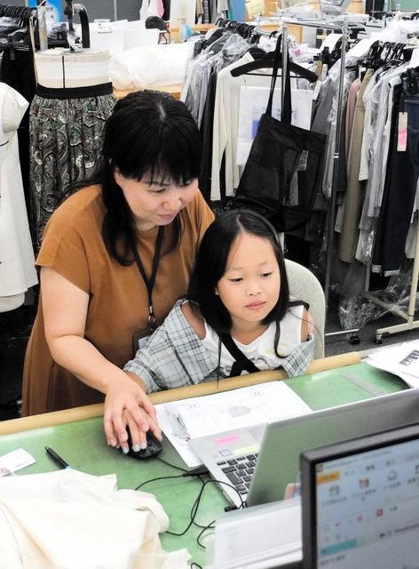 子どもを招いて親の仕事内容を詳しく説明したワールドの「こども参観日」=神戸市中央区港島中町6、同社