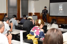 あああつしさん(右奥)の解説で、動画編集を実践する参加者=神戸市中央区小野浜町、デザイン・クリエイティブセンター神戸