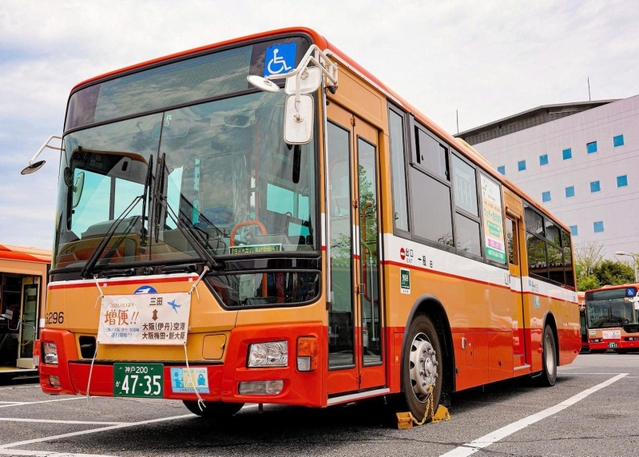 運賃の値上げを発表した神姫バスの路線バス車両(同社提供)